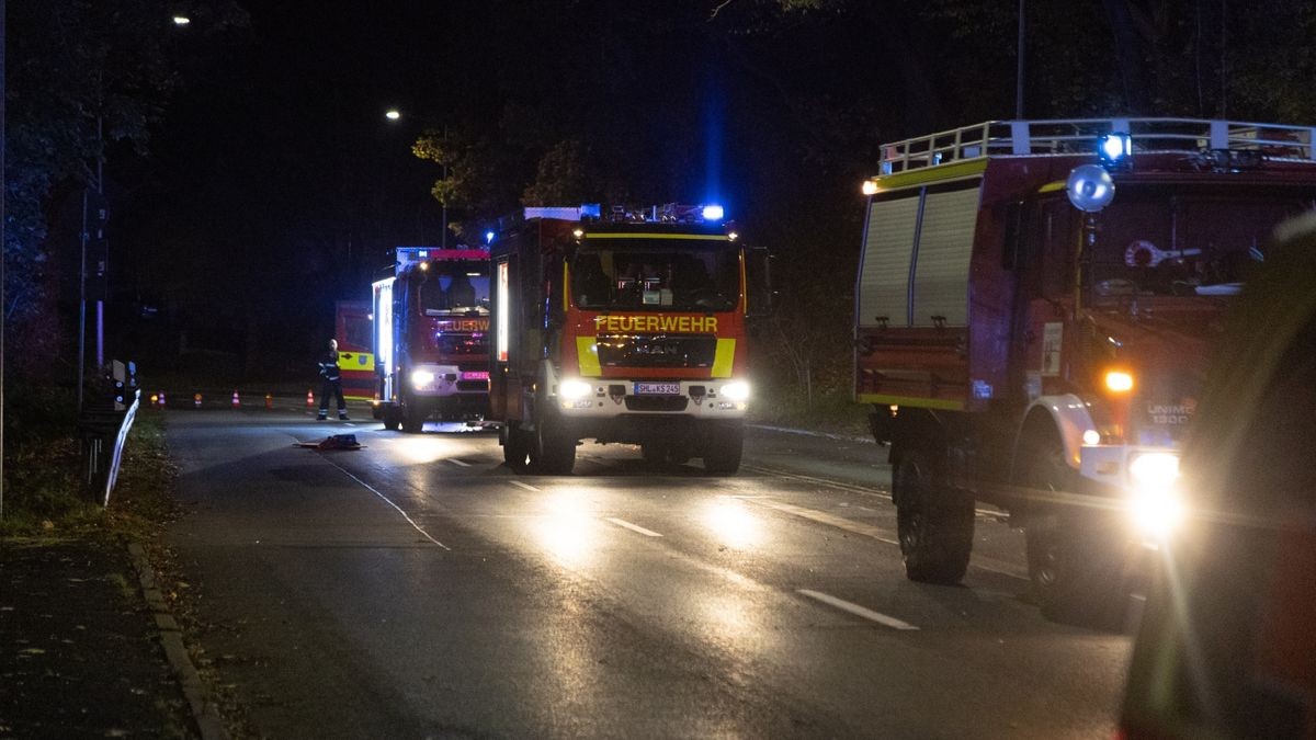 Ein schwerer Unfall ereignete sich in der Nacht von Dienstag auf Mittwoch in Suhl. Ein Auto, besetzt mit fünf Jugendlichen, prallte gegen einen Baum und rutschte einen Abhang hinunter. 