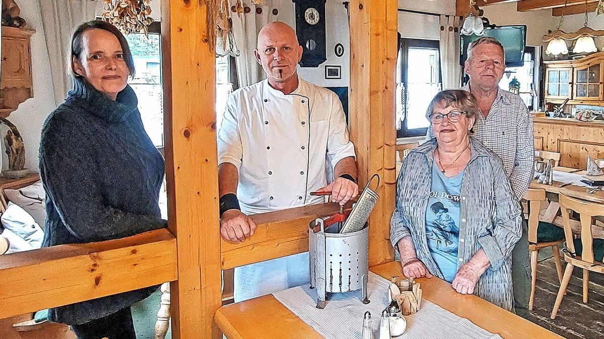 Günther und Anne Marschlich (von rechts), ihr Sohn Jörg und dessen Lebensgefährtin Marja Kießling in der Rodelklause. Das Gasthaus schließt Ende November.