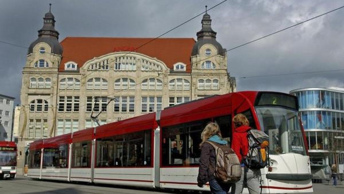 Erfurt: Straßenbahnen am Anger. Ministerpräsident Bodo Ramelow hat ein Sonderticket für junge Menschen in Thüringen vorgeschlagen. (Archivbild)