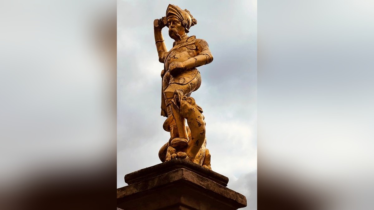 Der heilige Georg auf dem Eisenacher Marktbrunnen hat keine Lanze mehr.