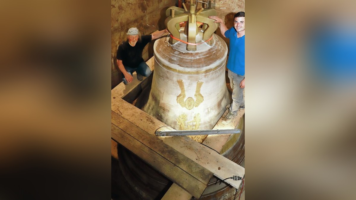 Gert Weber (links) und der Chef der Glockengießerei der Firma Bachert, Nicolai Wieland, an der ersten Glocke für den Magdeburger Dom.