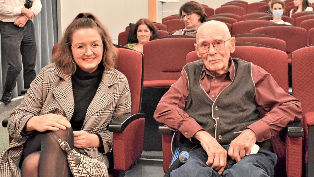 Raymond Renaud und seine Urgroßnichte Leyla Roebken im Kino Mon Ami.