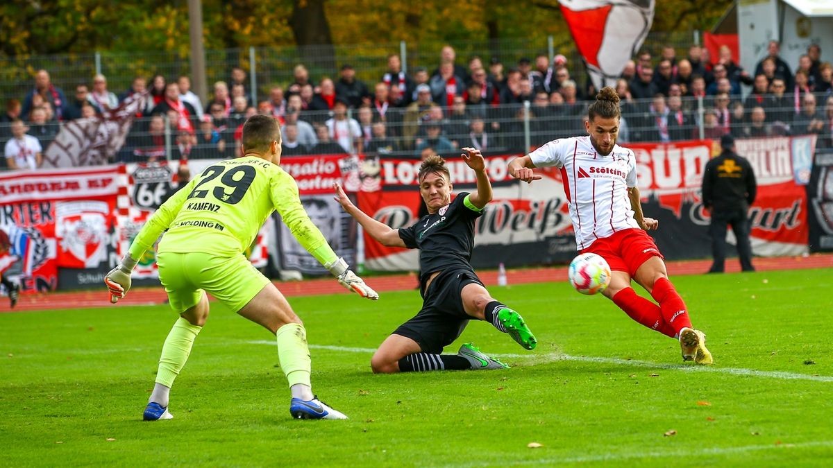 Romarjo Hajrulla erzielte in dieser Szene das Tor für Erfurt zum 1:0.