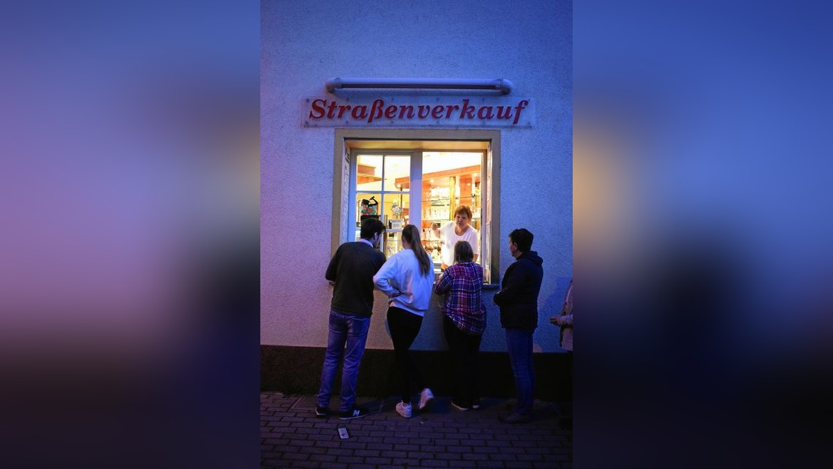 Das letzte Eis wurde am Sonntagabend aus dem Straßenverkaufs-Fenster gereicht.