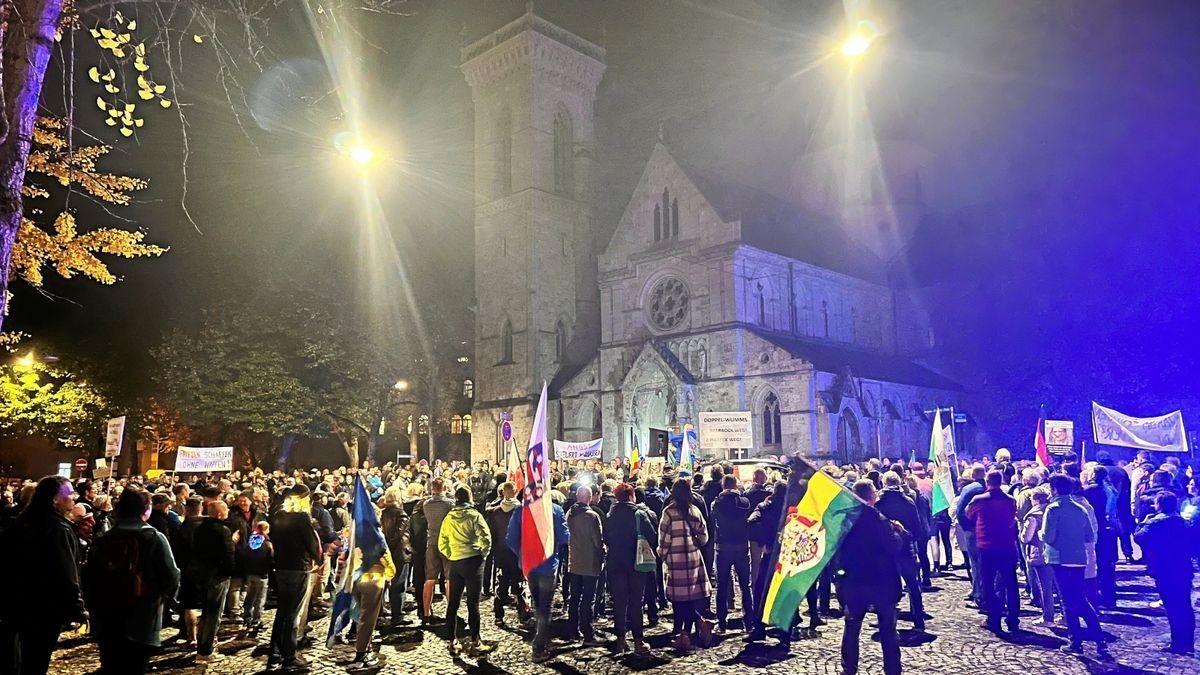 Der Demonstrationszug machte für eine Kundgebung vor der Herz-Jesu-Kirche Halt.