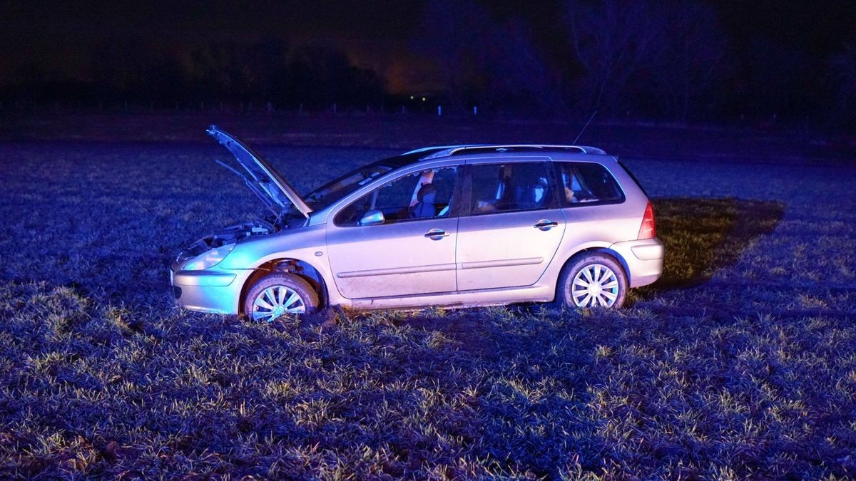  Auf einem Feldweg kam der Autofahrer von der Fahrbahn ab und blieb stecken.