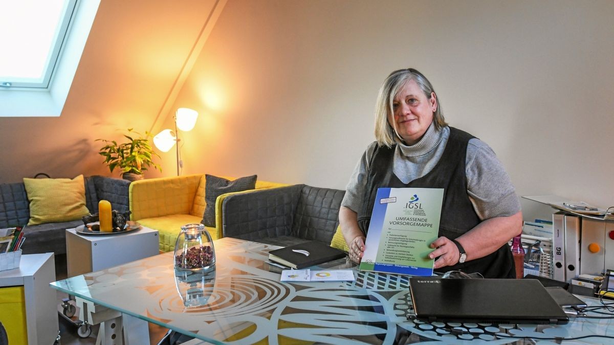 Susanne List, Palliativ Fachkraft und Hospiz-Leiterin im Büro in der Cruciskirche in Sondershausen