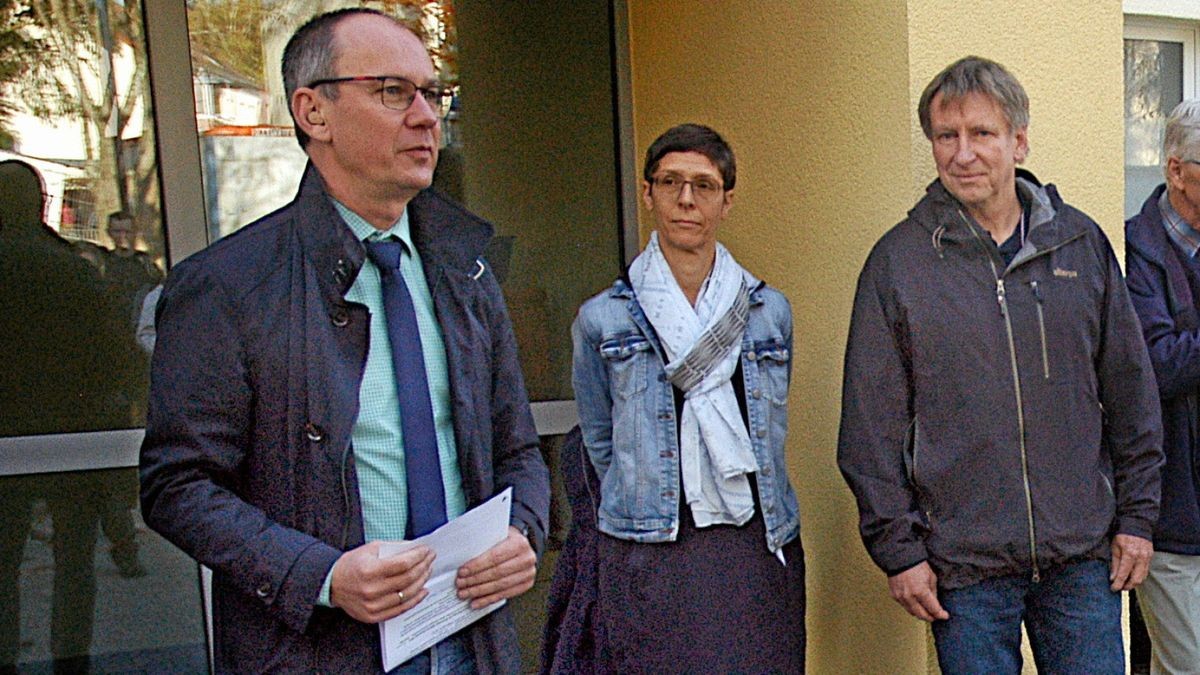 Arno Lieke (rechts) bei seinem ersten Vor-Ort-Termin als neuer Bauamtsleiter in Bad Berka, der Wiedereröffnung des Familien- und Jugendzentrums.