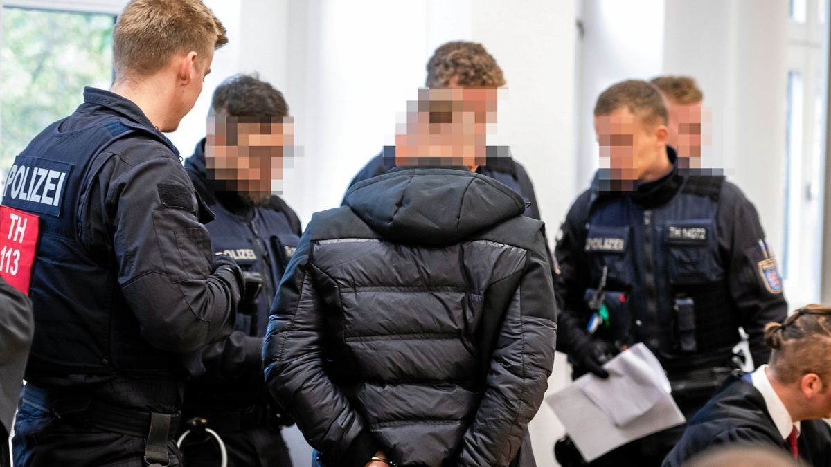 Unter strengen Sicherheitsvorkehrungen wurde am Donnerstag am Landgericht Erfurt ein Drogendealerprozess gegen fünf Angeklagte begonnen.  