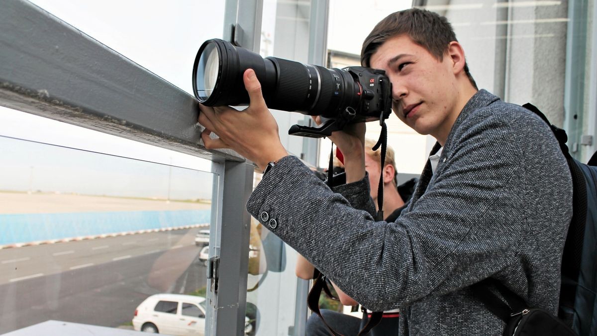 Auch am Flughafen Erfurt-Weimar versuchen Planespotter regelmäßig ihr Glück auf der Jagd nach neuen Flugzeug-Fotos. Das Bild zeigt die 16-Jährigen Johannes Neßbach (verdeckt) und Elias Wenzke auf der Besucherterrasse des Flughafens.