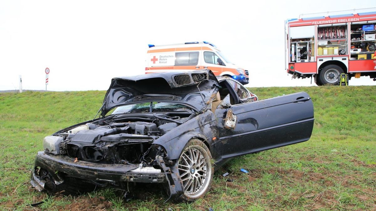 Die Frau wurde bei dem Unfall leicht verletzt und vorsorglich zur weiteren Abklärung in das KMG Krankenhaus nach Sondershausen gebracht.