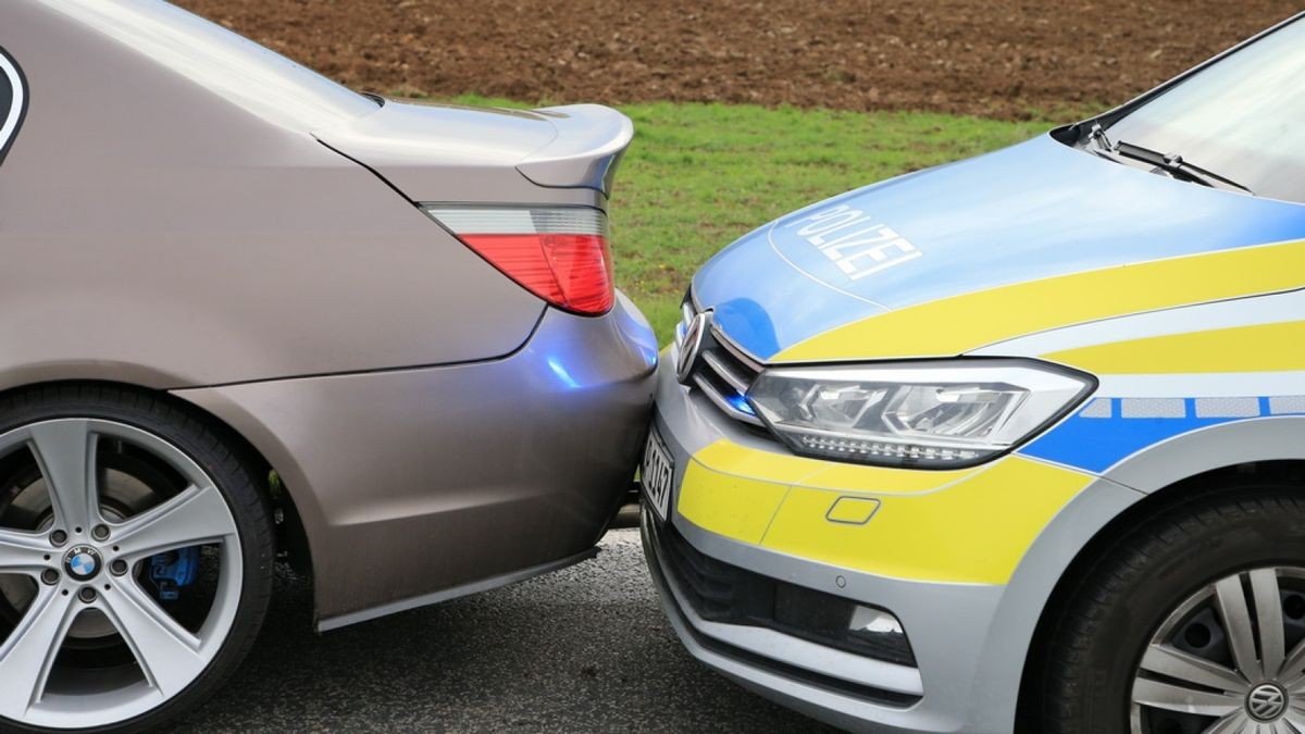 Es kam wie es kommen musste, das Fahrzeug rollte plötzlich zurück und prallte an ein dahinter stehendes Polizeiauto.