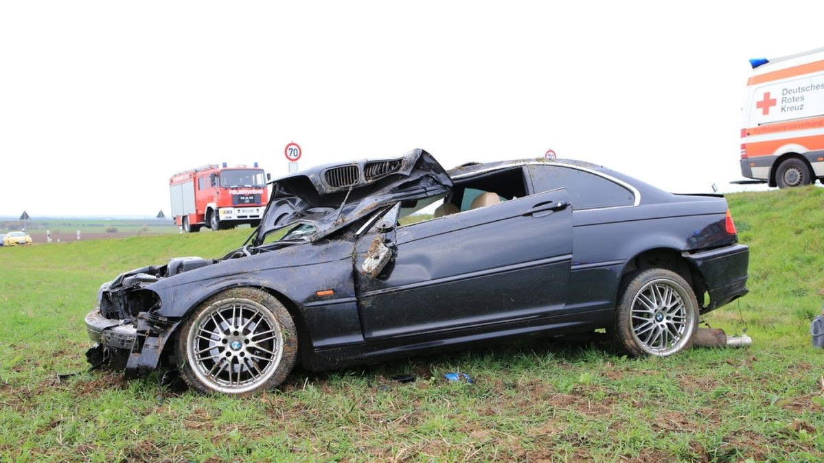 Am Fahrzeug entstand Totalschaden, den die Polizei auf ca. 10.000 Euro beziffert.