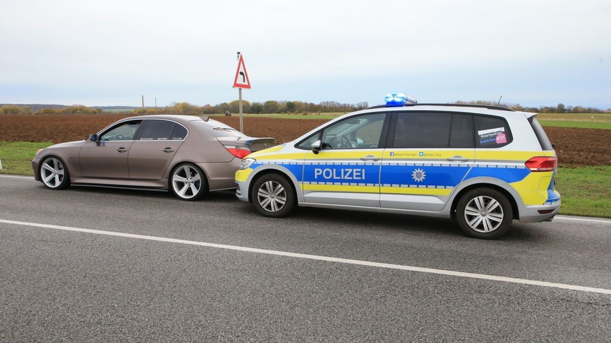 Der Freund der Autofahrerin eilte zur Unfallstelle.