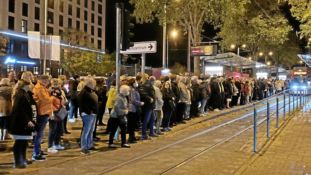 Nach dem Andrea-Berg-Konzert hieß es, lange auf eine Bahn zu warten.