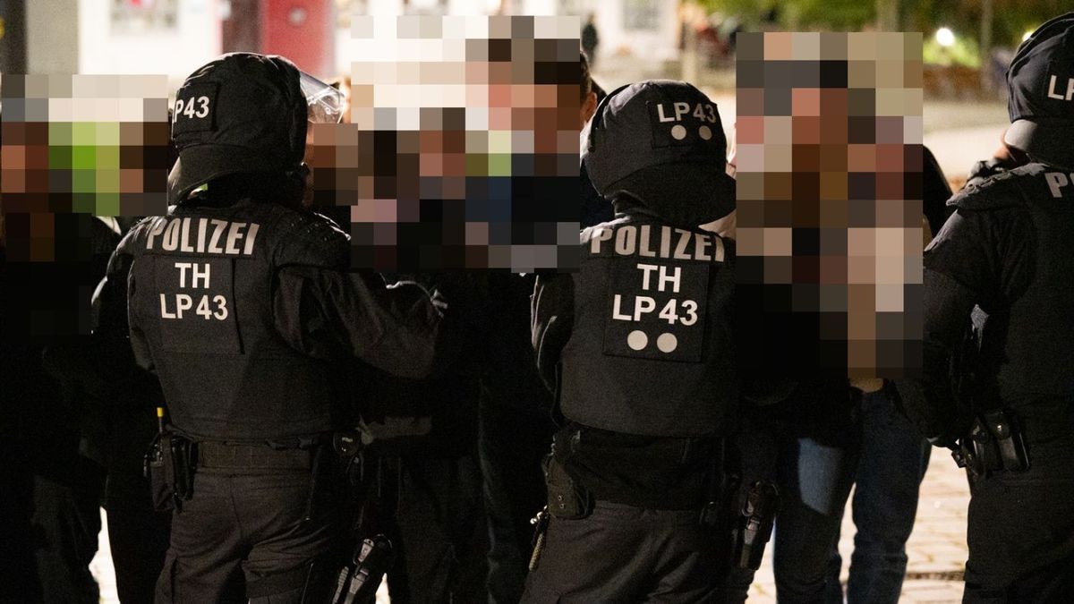 Weitere Einsatzkräfte der Polizei Weimar und ein Einsatzzug wurde angefordert. 