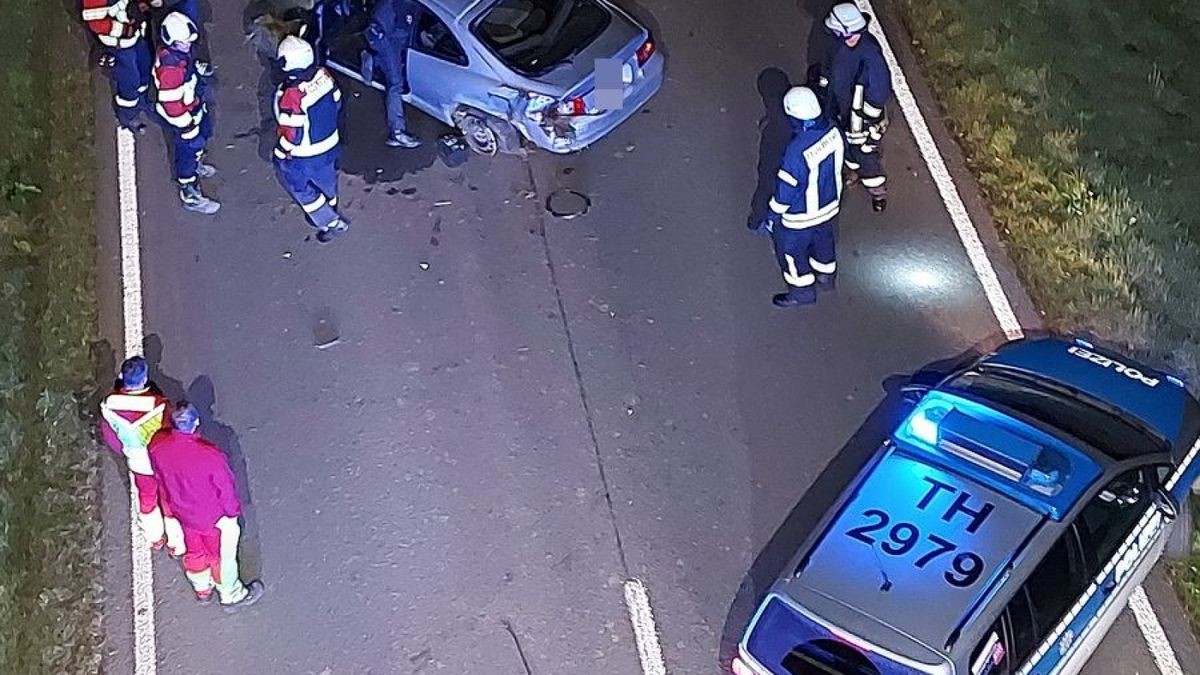 In einer Linkskurve verlor er aus bisher ungeklärter Ursache die Kontrolle über sein Fahrzeug, prallte in den Straßengraben, überschlug sich und kam mittig auf der Bundesstraße zum Stehen.