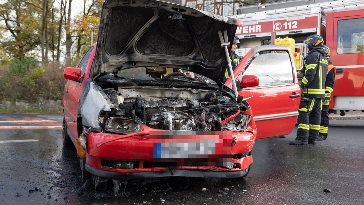 Daraufhin fing ein Wagen Feuer und brannte vollständig aus.