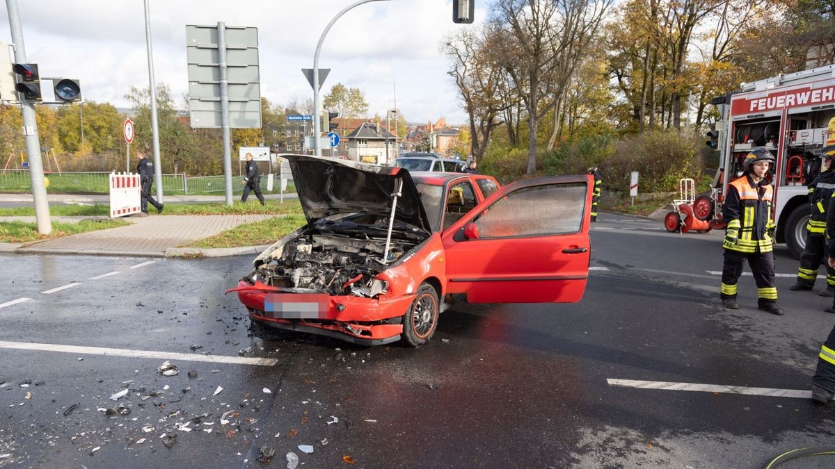 Die Ursache für den Unfall ist unklar, nach ersten Angaben vor Ort wird vermutet, dass eines der beiden Fahrzeuge bei Rot über die Kreuzung gefahren war.