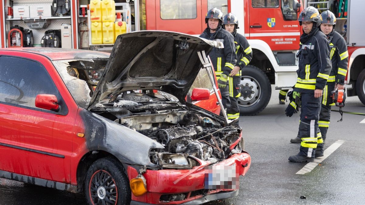 Die Feuerwehr musste sich auch um den massiven Ausfluss von Kraftstoff kümmern.