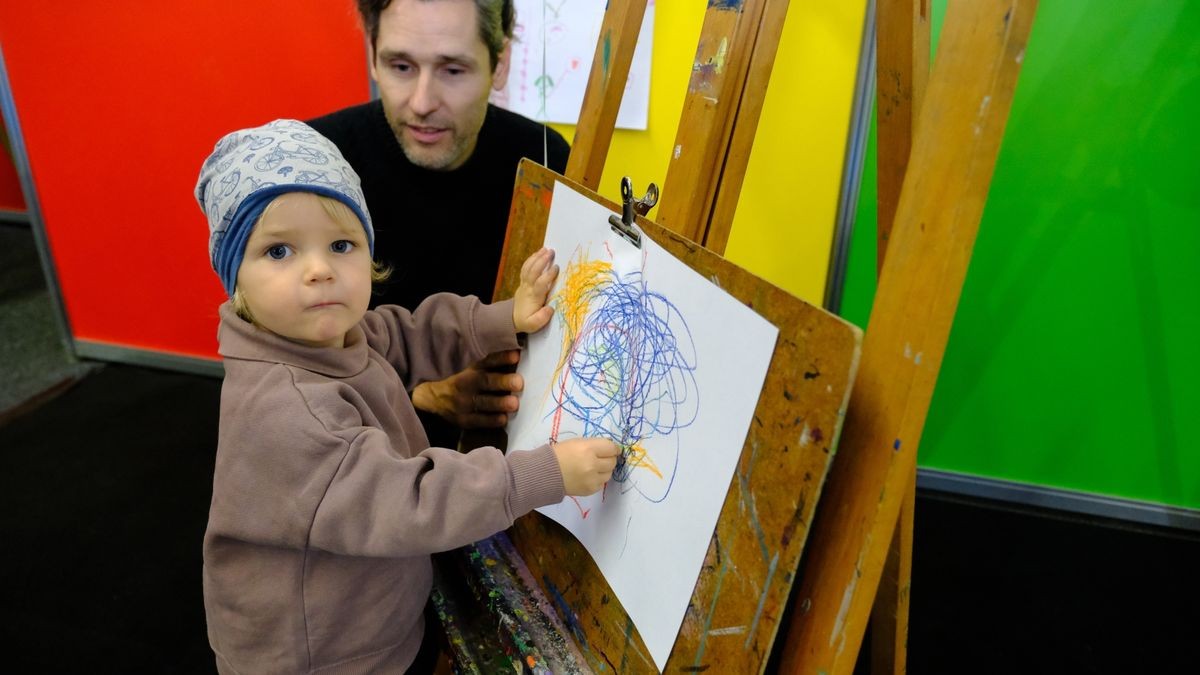 Eingangs der Kunstausstellung hatte die Imago-Kunstschule ihren Stand: Hier waren die Staffeleien gut belegt und Künstlernachwuchs konnte ans Werk gehen. So wie Elmo mit Papa Christian Kolano.