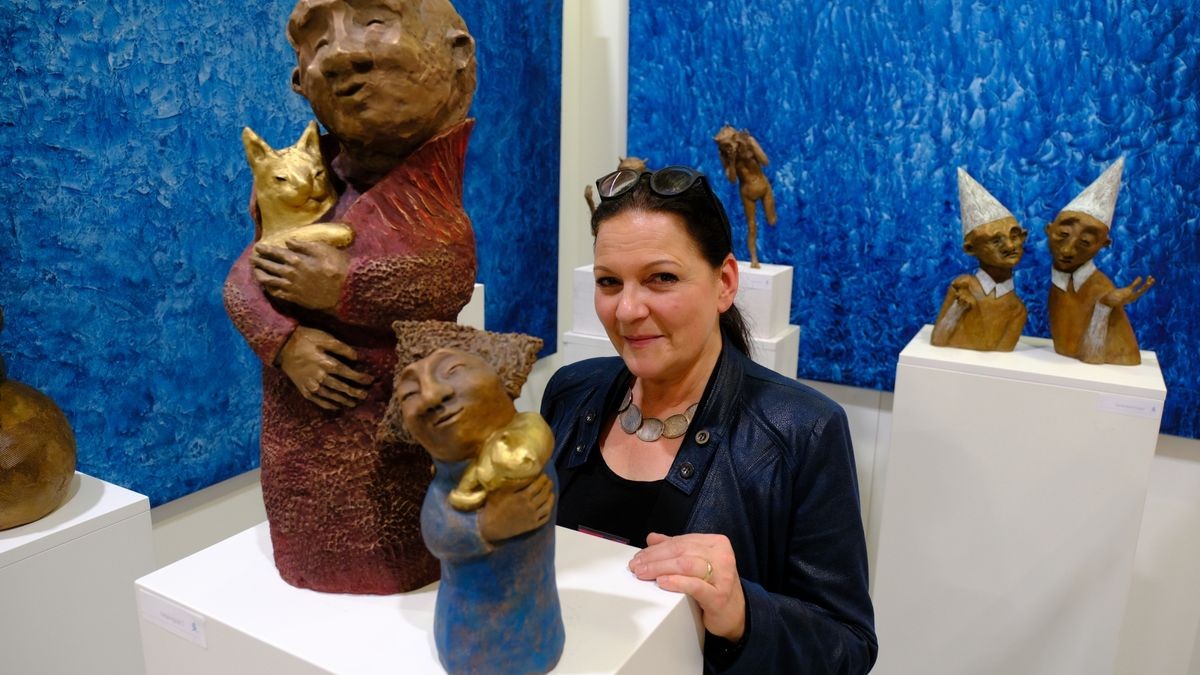 Die Artthuer 2022 auf der Erfurter Messe war an drei Tagen gut besucht. Die Figuren von Claudia Katrin Leyh zogen die Blicke auf sich.