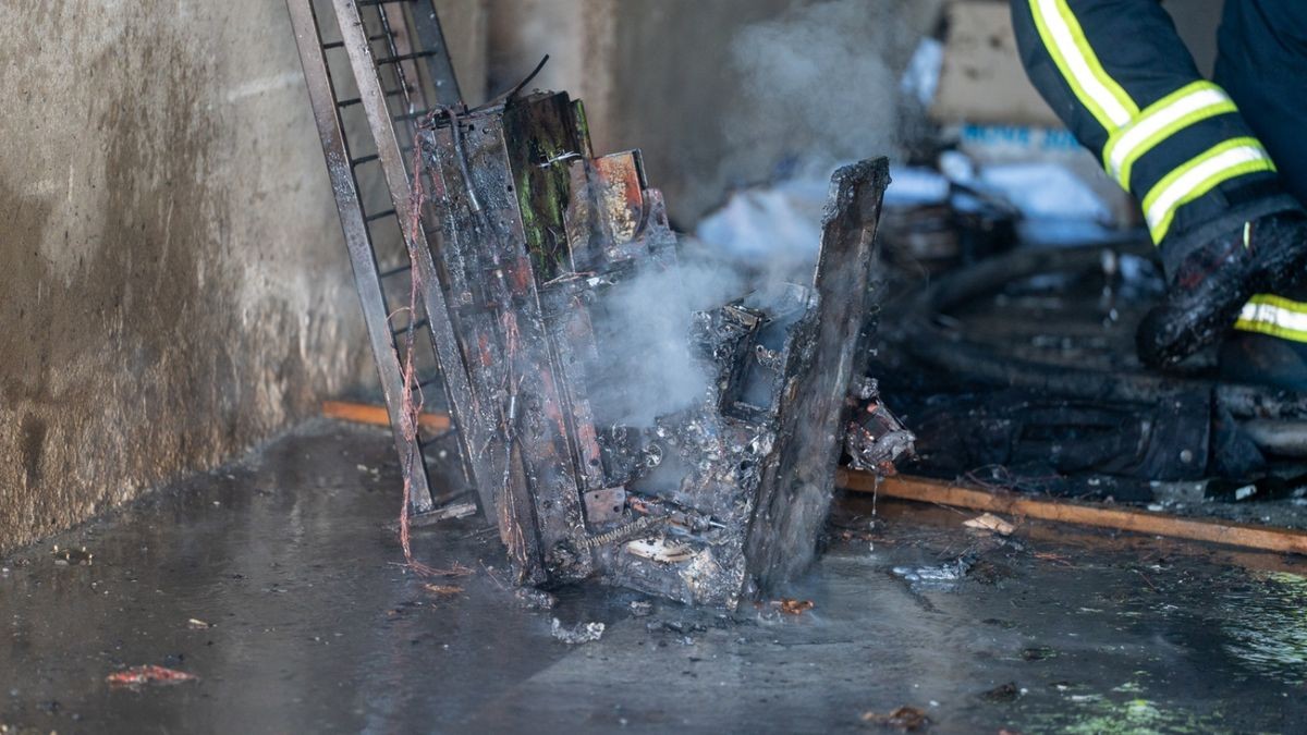 Personen waren zum Brandzeitpunkt nicht in der Lagerhalle. 