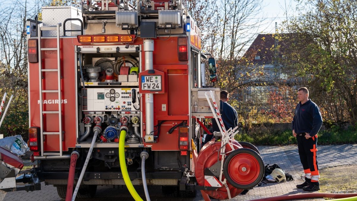 Bei Ankunft der Feuerwehr drang dichter Rauch aus der Lagerhalle. 