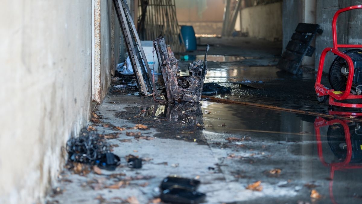 In der Lagerhalle brannte es an mehreren Stellen in voller Ausdehnung. 