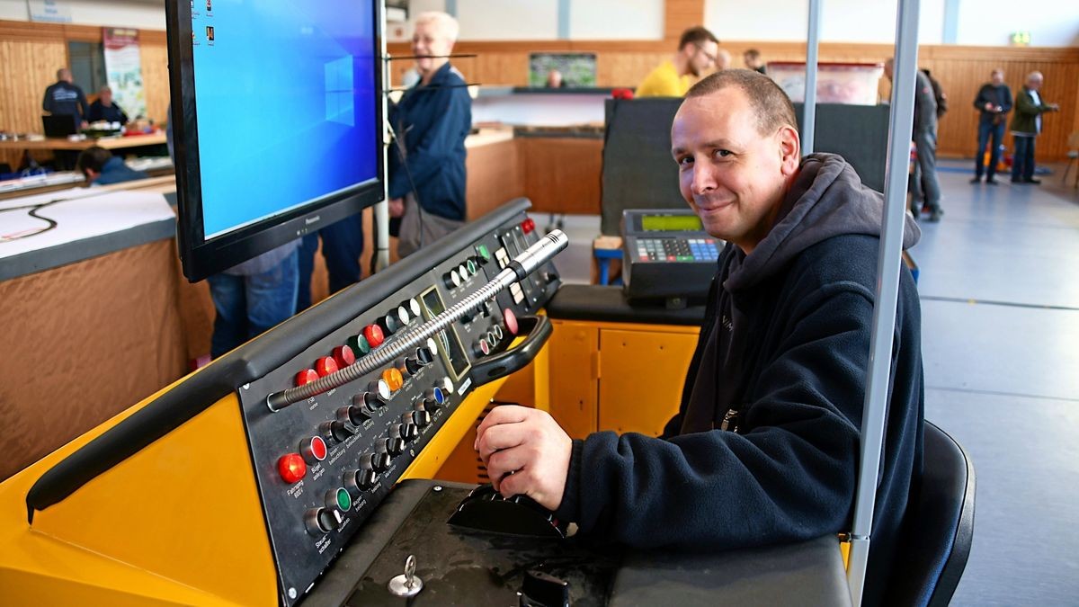 Klaus Rennau, Qualitätsmanager bei der Thüringerwaldbahn, hat in zweijähriger Arbeit den Fahrerstand des Straßenbahnwagens 303 Chantale nachgebaut.