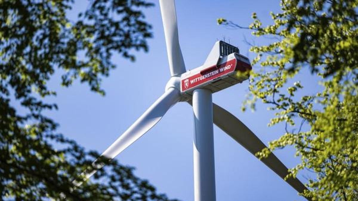 Ein Windrad steht im Wald. In Thüringen soll der Bau von Windkraftanlagen im Wald ermöglicht werden (Symbolbild).