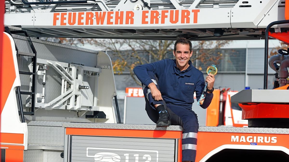 Wieder in Erfurt: Stolz zeigt der Feuerwehrmann Marco Koblitz seine Teilnehmer-Medaille.