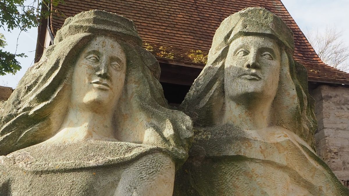 Die wundertätige heilige Elisabeth und Ludwig von Thüringen stehen als Doppelstatue vorm Tor zur Weißenseer Runneburg.