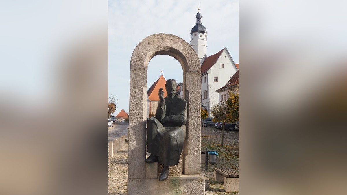 Walter von der Vogelweide vor dem Marktpanorama