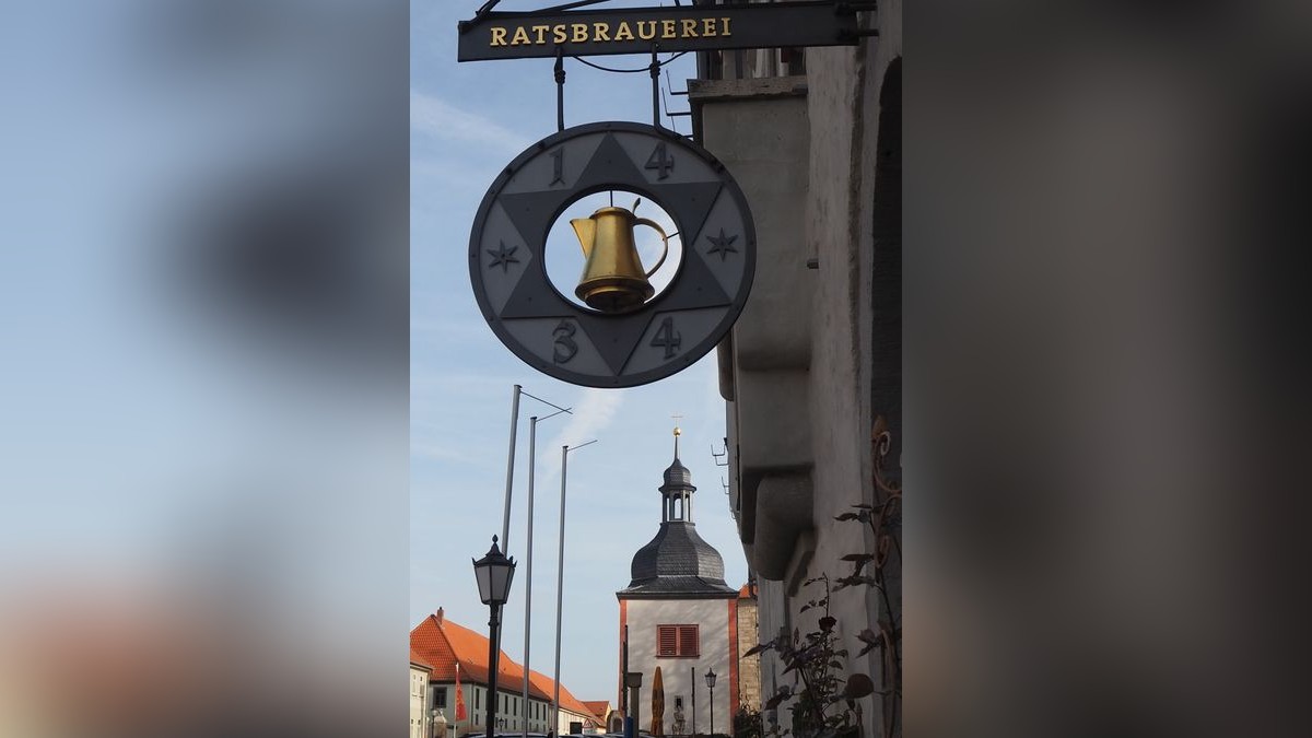 Goldene Kanne mit Jahreszahl 1434 an der Ratsbrauerei.