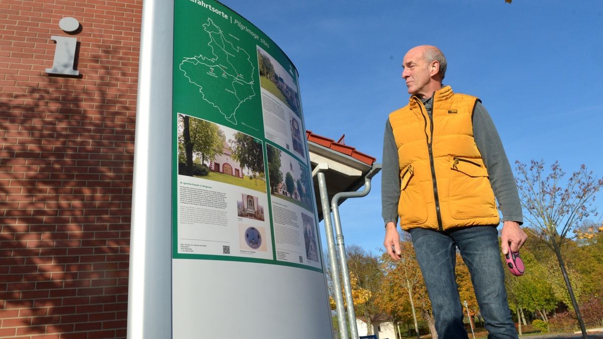 Die Wallfahrtskapelle St. Mariä Himmelfahrt Etzelsbach ist seit Jahrhunderten ein Wallfahrtsort. Nach dem Papstbesuch wurde 2014 in der Nähe der Kapelle ein Informationszentrum eröffnet. Thomas Hartung aus Leinefelde informiert sich.