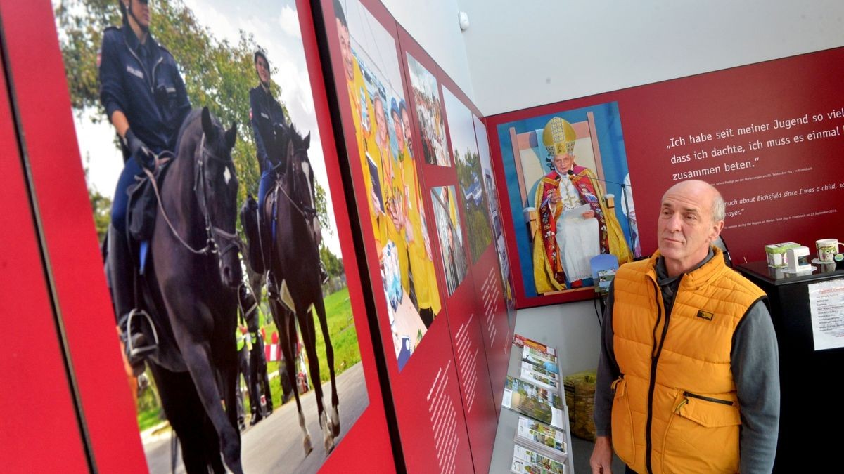 Die Wallfahrtskapelle St. Mariä Himmelfahrt Etzelsbach ist seit Jahrhunderten ein Wallfahrtsort. Nach dem Papstbesuch wurde 2014 in der Nähe der Kapelle ein Informationszentrum eröffnet. Thomas Hartung aus Leinefelde informiert sich.