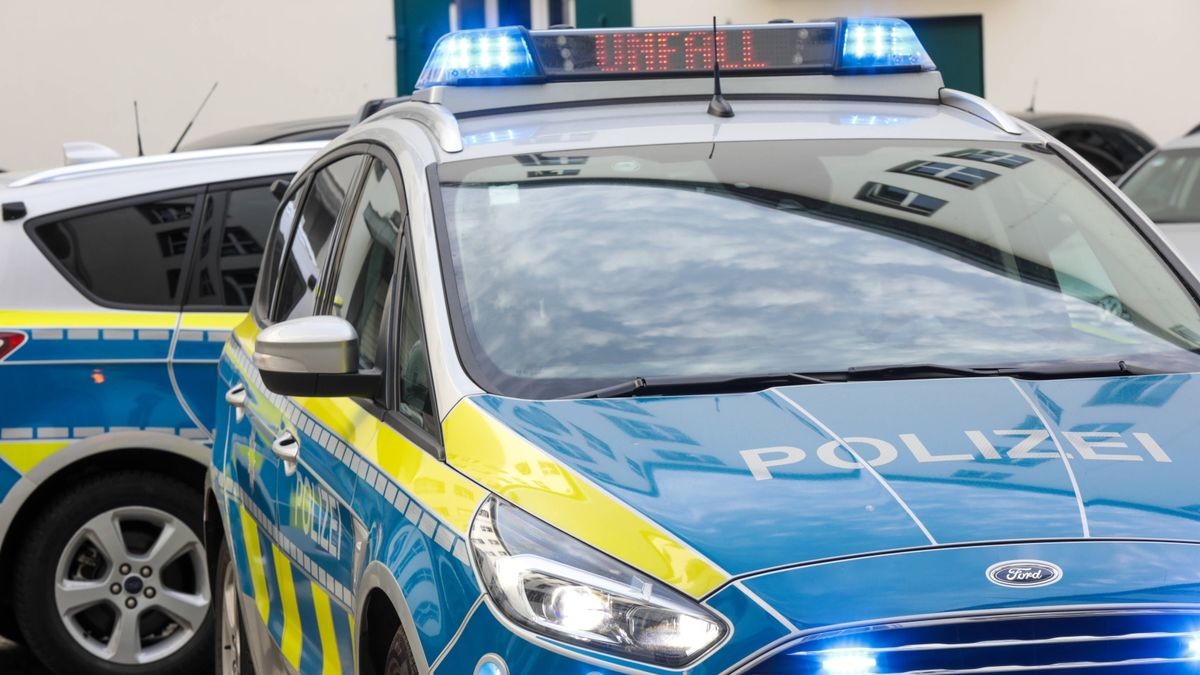 Der Schulbus setzte sich nach ersten Erkenntnissen der Polizei auf der abschüssigen Straße plötzlich in Bewegung. 