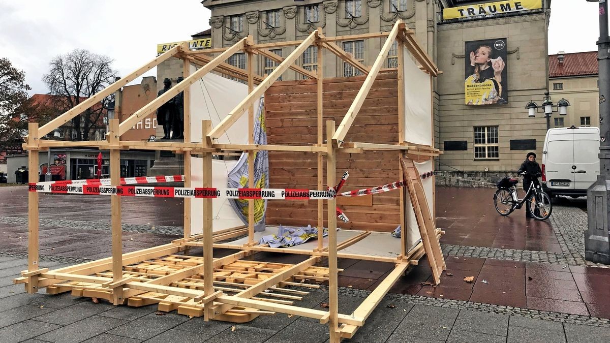 Der Migrantifa-Pavillon lag am Mittwochmorgen umgekippt auf dem Theaterplatz.