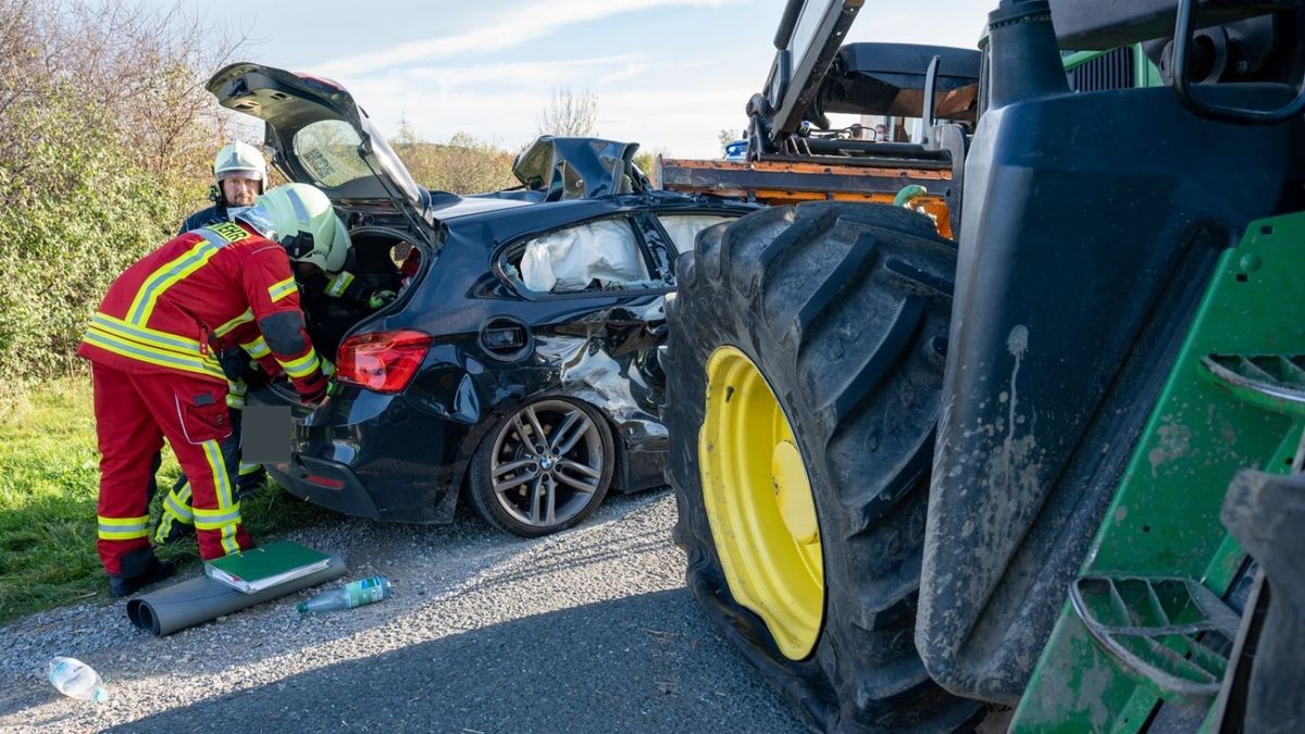 Die B7 zwischen Erfurt und Weimar ist wegen eines schweren Unfalls für eineinhalb Stunden gesperrt worden. Am Napoleonstein war ein Auto in einen Traktor gefahren.