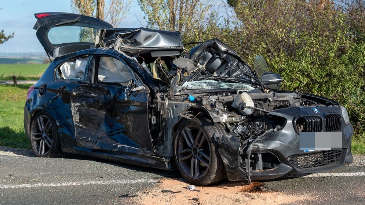 Laut Augenzeugen erlitt der Wagen einen Totalschaden und musste später abgeschleppt werden.