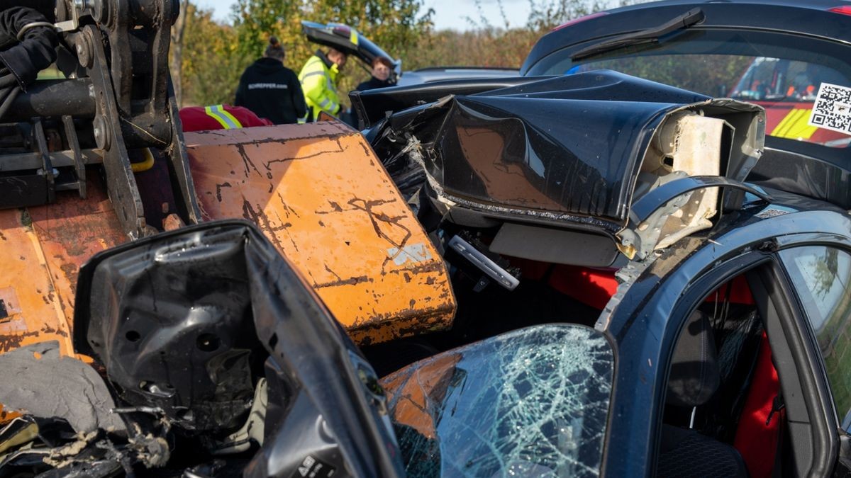 Der Fahrer konnte trotz der starken Deformierungen sein Fahrzeug verlassen.