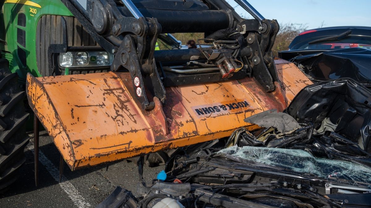 Die B7 zwischen Erfurt und Weimar ist wegen eines schweren Unfalls für eineinhalb Stunden gesperrt worden. Am Napoleonstein war ein Auto in einen Traktor gefahren.