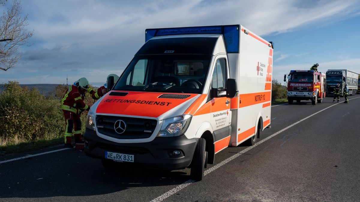 Nach einer Erstversorgung wurde er in einem Rettungswagen abtransportiert.