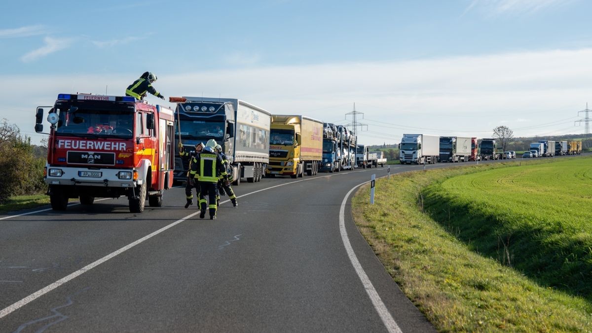 Die B7 zwischen Erfurt und Weimar ist wegen eines schweren Unfalls für eineinhalb Stunden gesperrt worden. Am Napoleonstein war ein Auto in einen Traktor gefahren.