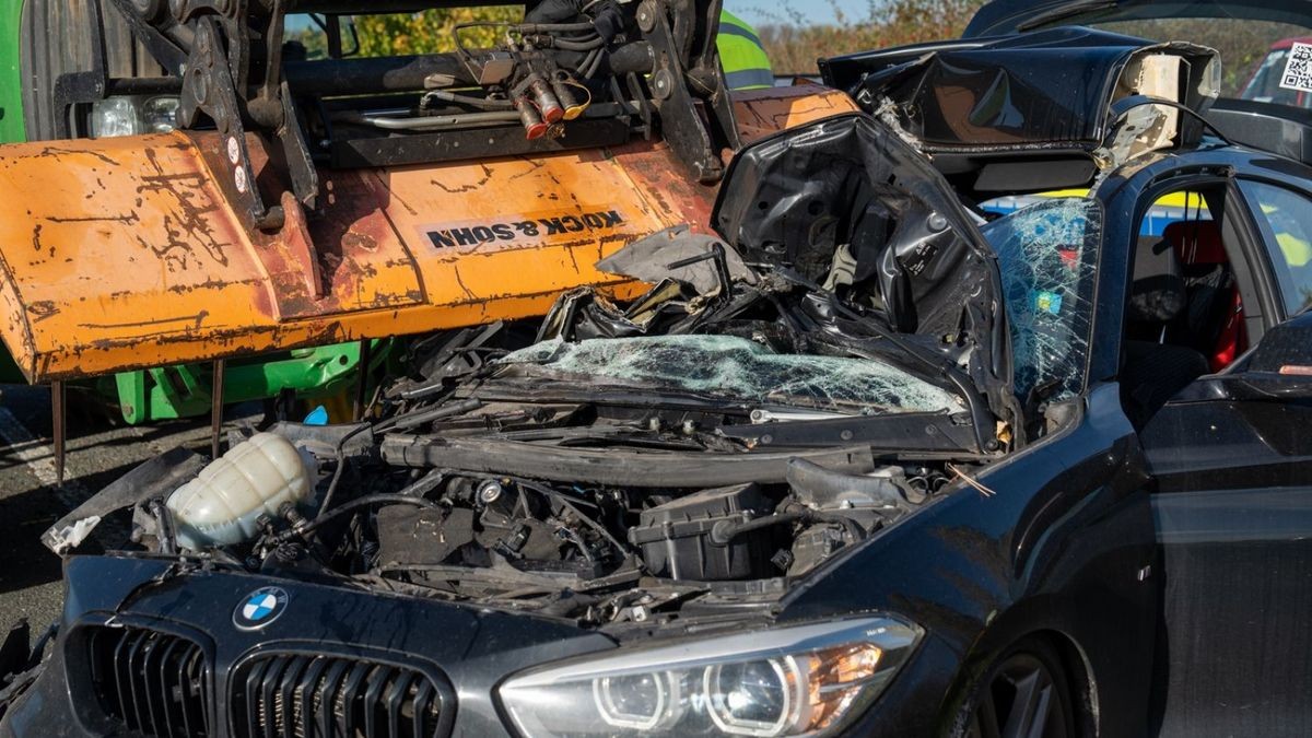 Die Ladegabel des Traktors durchbohrte den BMW und beschädigte diesen stark.