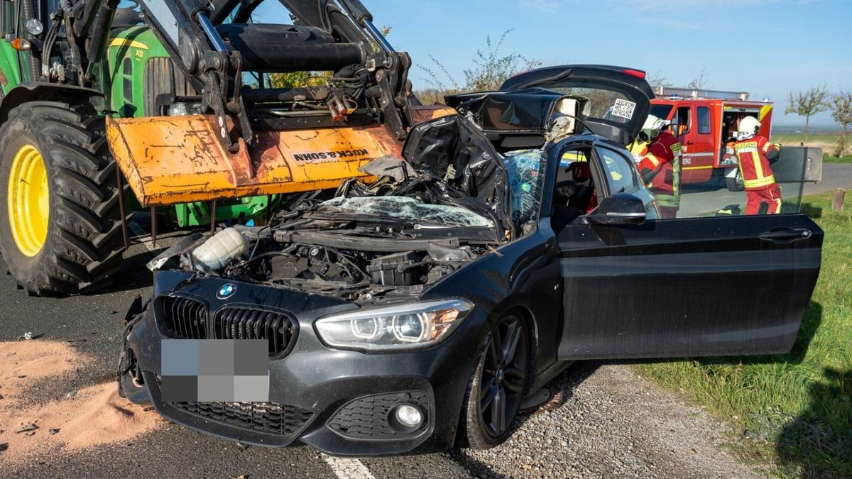 Als der Traktorfahrer abbiegen wollte, kam der Autofahrer eines BMW von hinten angefahren und versuchte zu überholen.