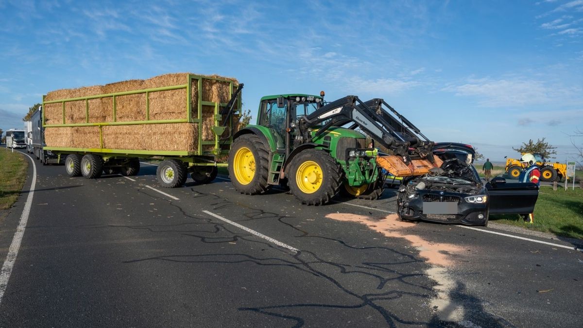 Ein Traktor transportierte Donnerstagmorgen gegen 10 Uhr auf der B7 Richtung Utzberg einen Anhänger mit Stroh.