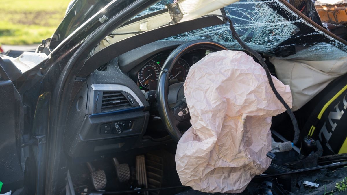 Die B7 zwischen Erfurt und Weimar ist wegen eines schweren Unfalls für eineinhalb Stunden gesperrt worden. Am Napoleonstein war ein Auto in einen Traktor gefahren.