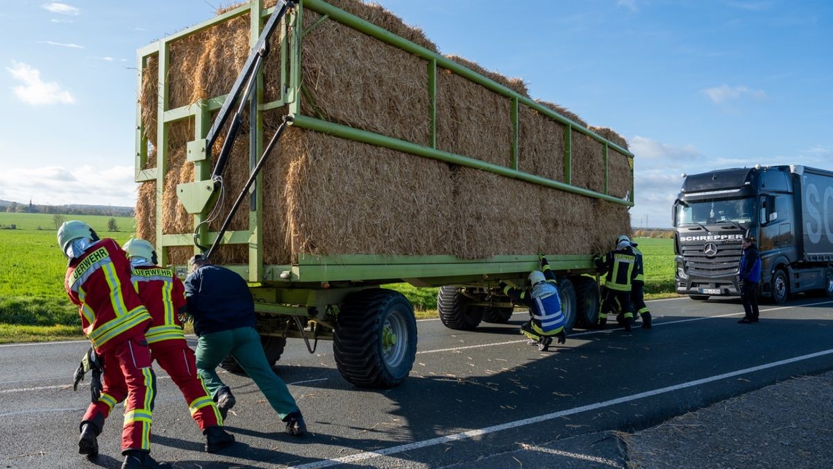 Die B7 zwischen Erfurt und Weimar ist wegen eines schweren Unfalls für eineinhalb Stunden gesperrt worden. Am Napoleonstein war ein Auto in einen Traktor gefahren.